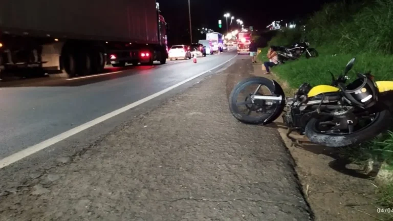 Criança de 12 anos cai de motocicleta, é arrastada por caminhão e morre na BR-050, em Uberaba