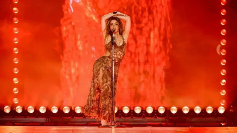 Shakira escorrega e cai no palco durante show em Montreal; assista