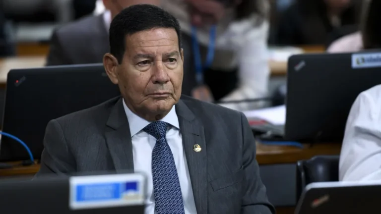 Mourão: Bolsonaro estava abatido, mas não falou em ruptura da democracia
