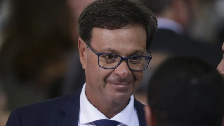 Ex-ministro diz que Bolsonaro já gastou R$ 8 milhões de vaquinha e pede PIX