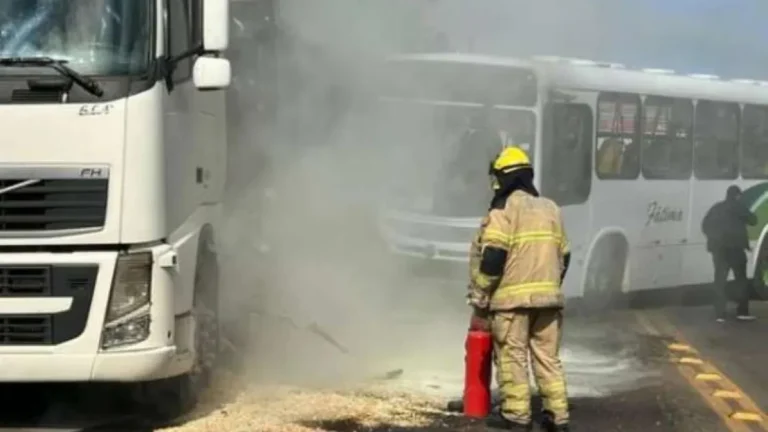 Acidente entre ônibus e caminhão provoca vazamento de combustível e interdita BR-158 em Cruz Alta