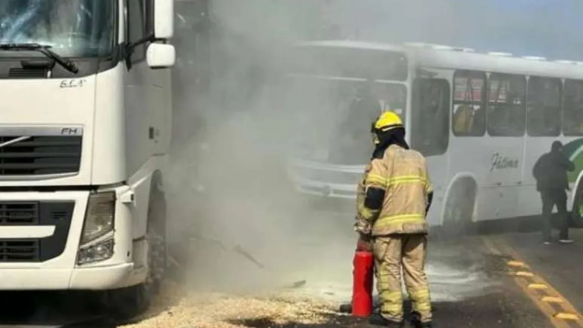Acidente entre ônibus e caminhão provoca vazamento de combustível e interdita BR-158 em Cruz Alta