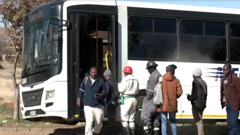 África do Sul: trabalhadores são resgatados depois de horas presos em mina