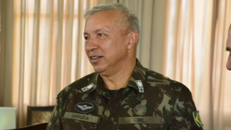 Ex-chefe do Exército nega que tenha expulsado Mário Fernandes de gabinete