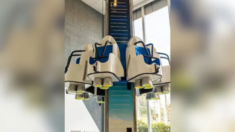 Funcionário de fast food fica preso em brinquedo durante manutenção em BH
