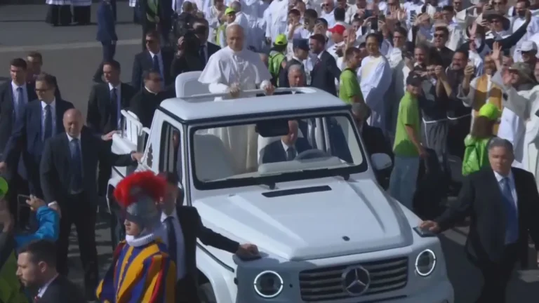 Papa Leão XIV desfila pela 1ª vez no papamóvel e abençoa bebês no Vaticano
