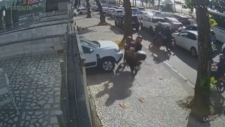 Vídeo: motociclista provoca acidente ao trafegar pela calçada em Pernambuco