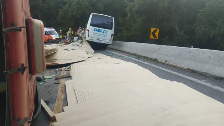 Seis pessoas ficam feridas em acidente entre microônibus e caminhão no RS
