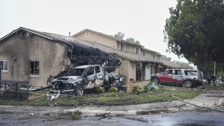 Avião de pequeno porte cai em San Diego, nos EUA, e atinge casas; dois morrem