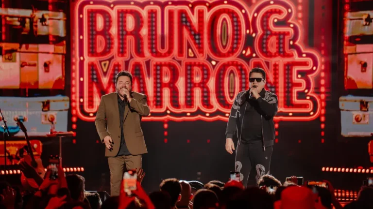 Marrone cai do palco durante show e Bruno assegura: “Está tudo certo”