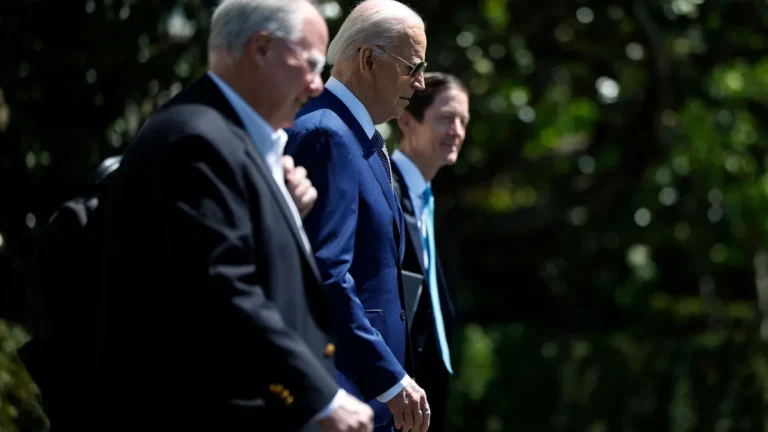 Livro revela como democratas acobertaram declínio mental e físico de Biden