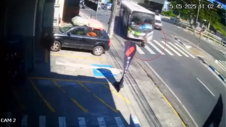 Vídeo: idosa é atropelada por ônibus no centro de Guarulhos (SP)