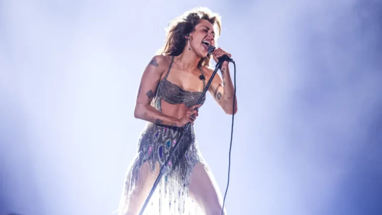 Miley Cyrus explica condição médica por trás de sua voz rouca