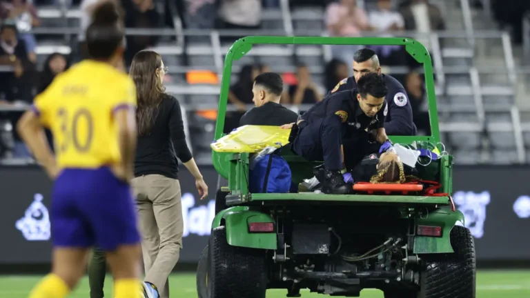 Jogadora americana passa por cirurgia cardíaca após desmaiar em campo