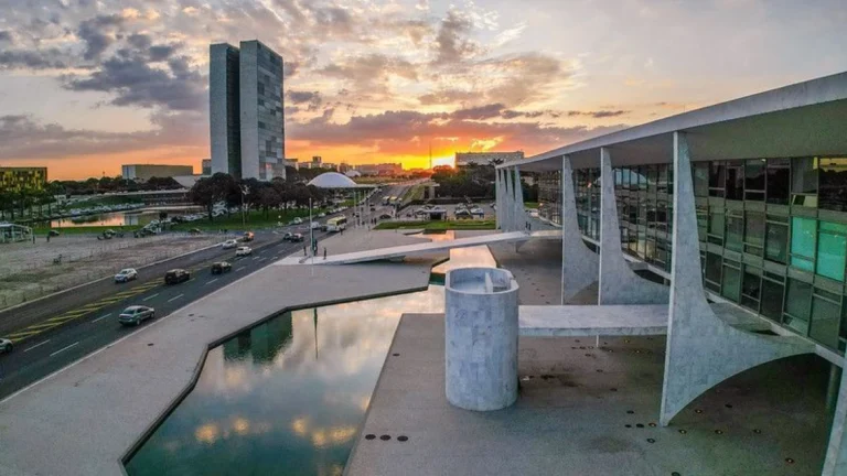 Viagens ao exterior e recesso marcam semana morna dos Poderes em Brasília
