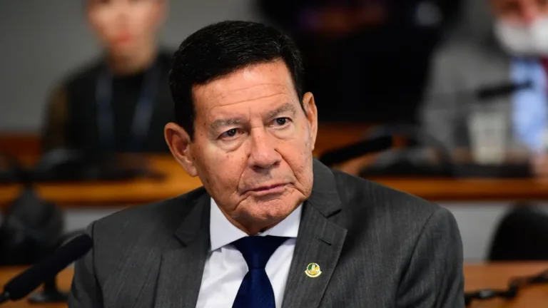 Mourão sobre ligação de Bolsonaro: “Nada de irregular aconteceu”