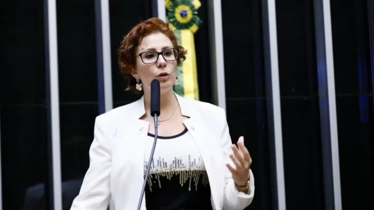 Moraes expede mandado para prender Zambelli e manda PF acionar Interpol