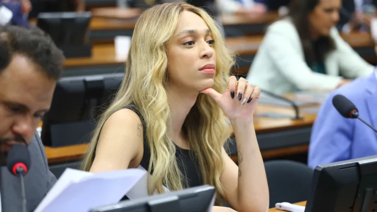 Deputada Erika Hilton enfrenta repercussão negativa nas redes