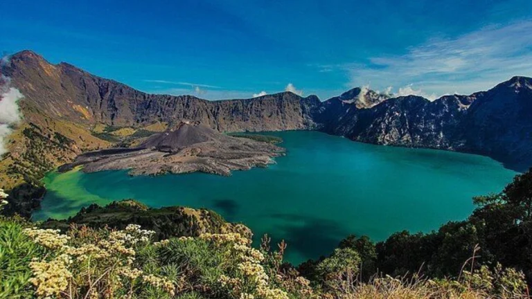 Conheça o vulcão Rinjani, localizado na Indonésia, onde brasileira caiu