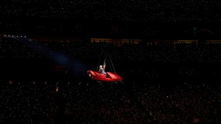 Após susto, Beyoncé remove carro que sobrevoava fãs em show da turnê