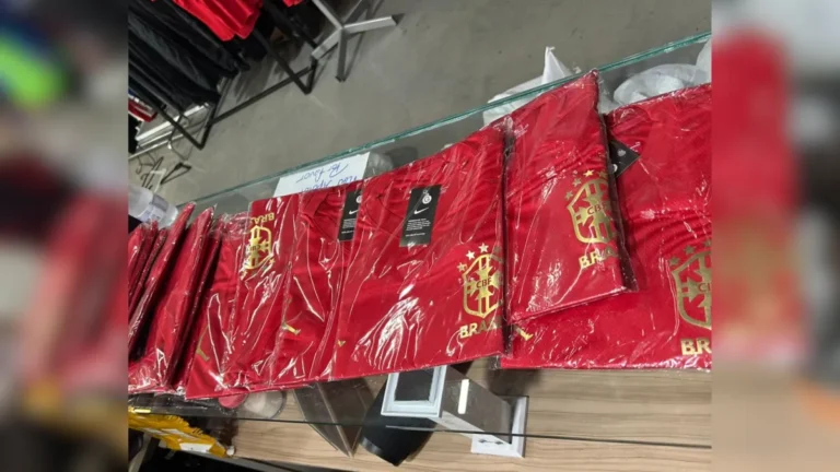 Polícia apreende camisa vermelha da seleção brasileira no centro de SP