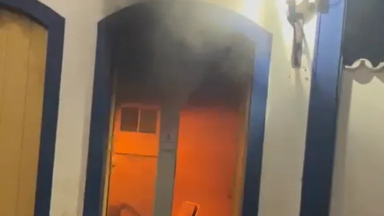 Vídeo: homem coloca fogo em agência bancária e ajuda a combater chamas