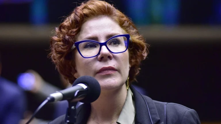“Bom ver que o povo não me esqueceu”, diz Zambelli à CNN