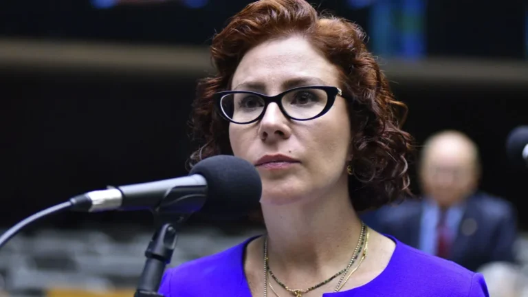 Análise: Bolsonaristas veem erros em série de Carla Zambelli