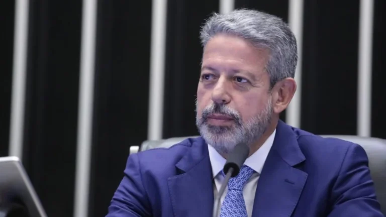 Lira adia entrega de relatório da reforma do Imposto de Renda