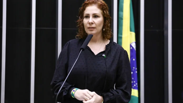 STF julga nesta sexta recurso de Carla Zambelli