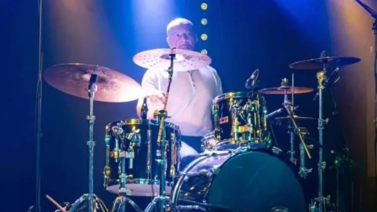 Baterista de banda inglesa sofre parada cardíaca durante show em festival