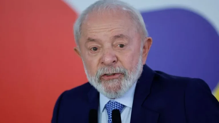Com baixa popularidade, Lula prepara pacote social e programa caravana