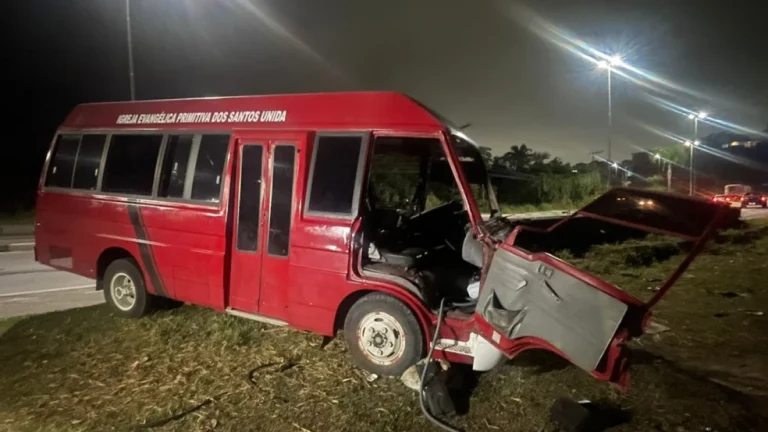 Acidente com micro-ônibus deixa duas vítimas graves e outras 12 feridas na Mogi-Dutra