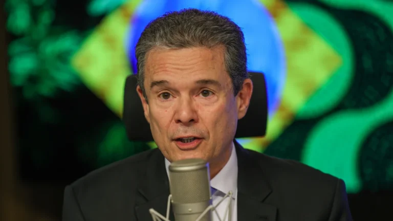 Com 2 milhões de beneficiários, seguro-defeso pressiona ministro da Pesca