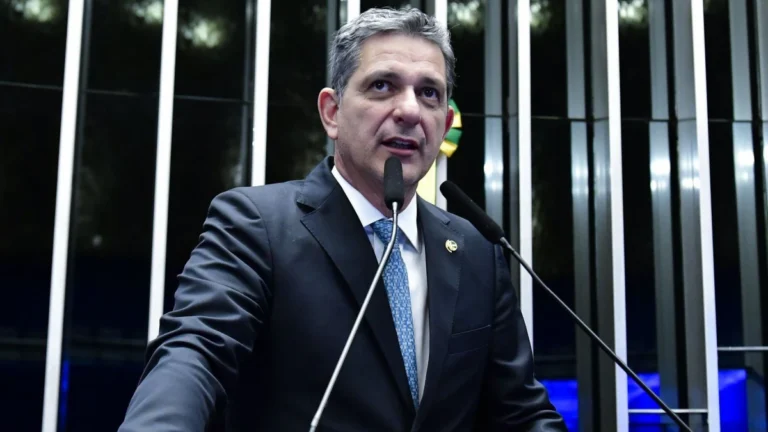 Eduardo atua para inviabilizar as nossas agendas nos EUA, diz senador
