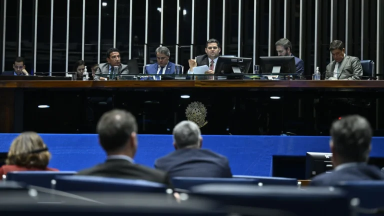 Senado aprova MP do Fundo Social e acelera leilão de petróleo