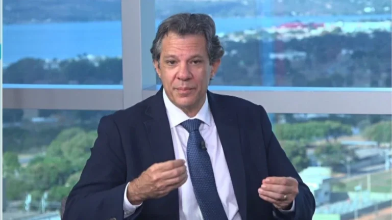 Haddad: Lula não vai “abanar o rabo” nem dizer “I love you” como Bolsonaro
