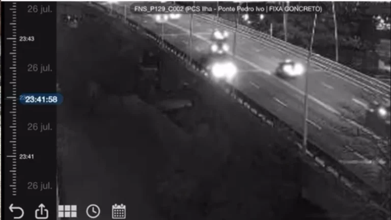 Motociclista é arremessado de ponte após colisão com carro em Florianópolis