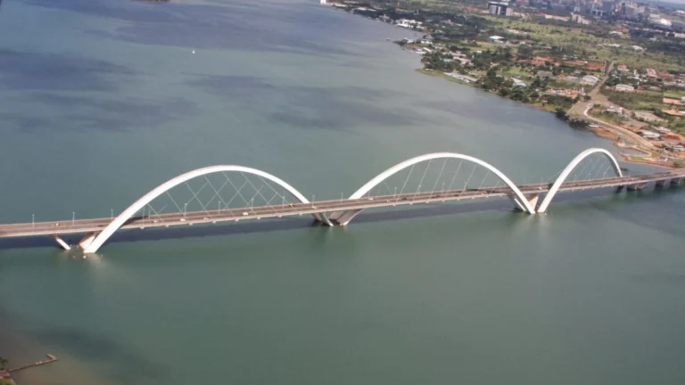 Com camisa do Brasil, homem é encontrado morto no Lago Paranoá, em Brasília