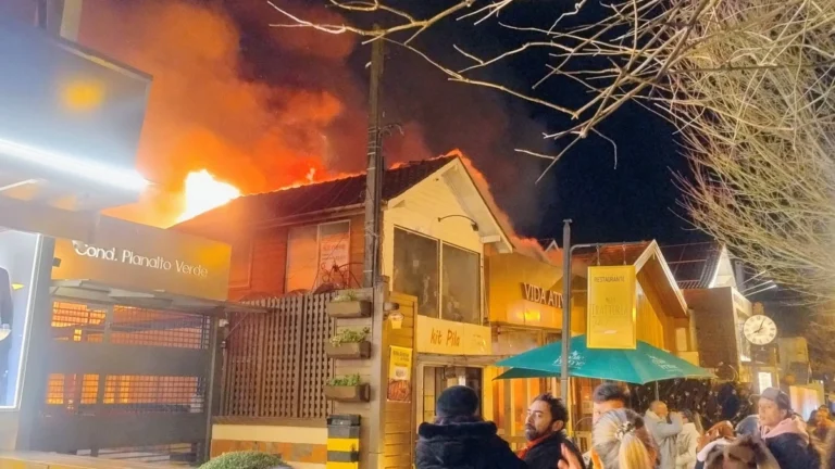 Vídeo: incêndio destrói duas lojas no centro de Gramado (RS)