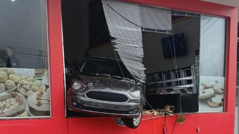 Carro invade padaria e deixa três feridos no interior do Rio Grande do Sul