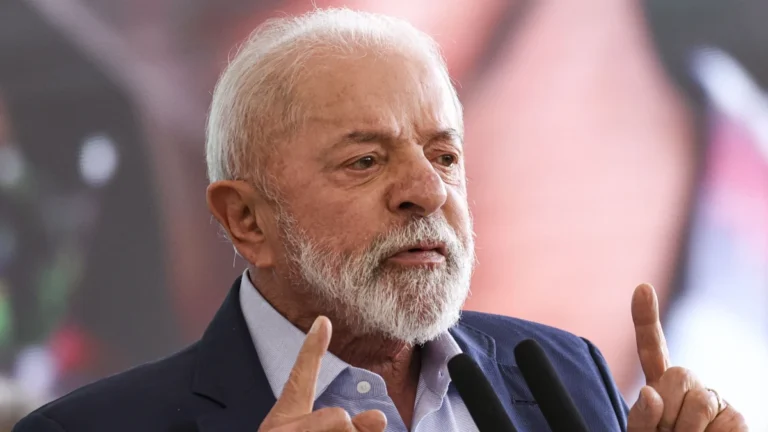 “Está trocando o Brasil pelo pai”, diz Lula sobre Eduardo Bolsonaro