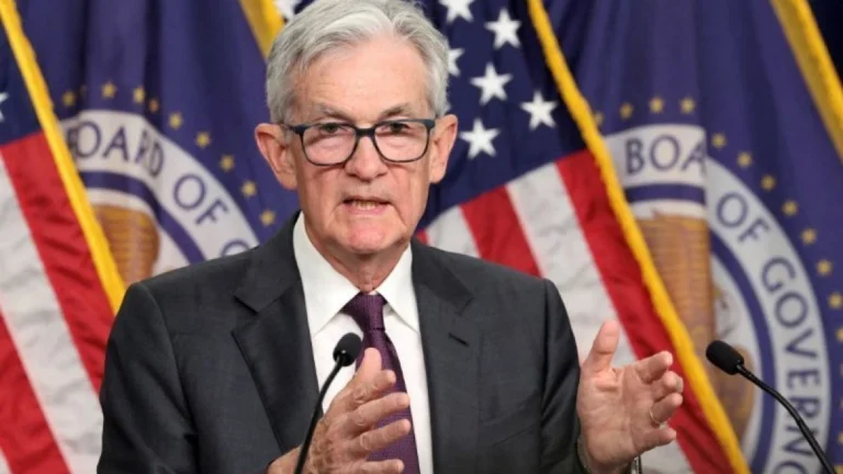 Powell reitera que Fed aguardará mais dados antes de reduzir os juros
