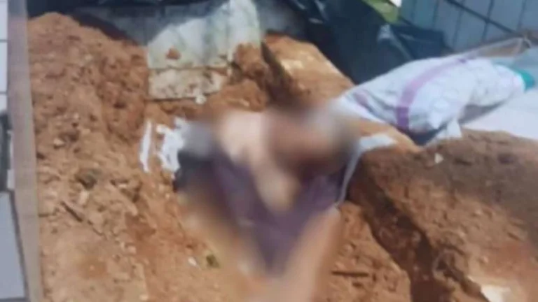 Corpo é encontrado sentado sobre túmulo em cemitério; imagens assustam a web