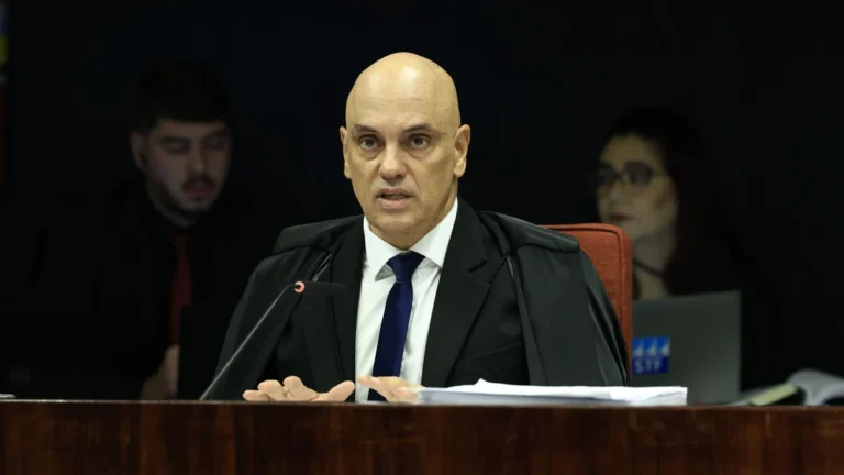 “Como se glória houvesse na traição”, diz Moraes sobre Eduardo nos EUA