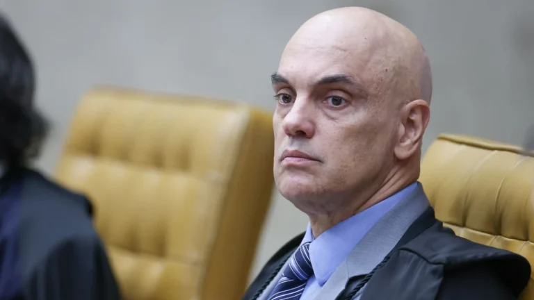 Moraes determina monitoramento na área externa da casa de Bolsonaro