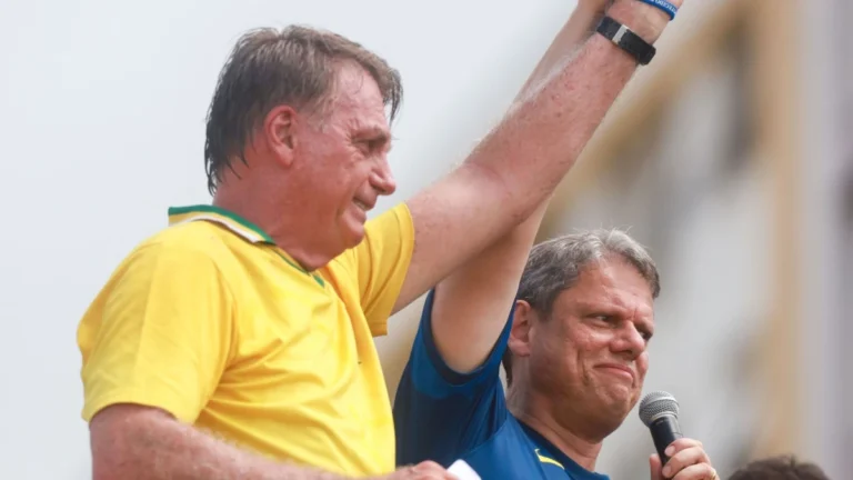 Tarcísio visita Bolsonaro em prisão domiciliar