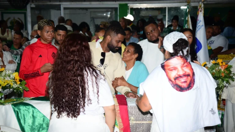 Filho de Arlindo Cruz é amparado no velório do cantor; veja