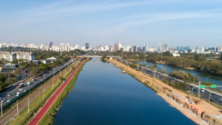Arsesp multa Sabesp em R$ 22,7 mi por vazamento de esgoto no rio Pinheiros