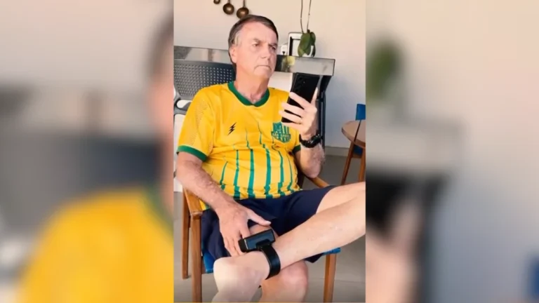 Por viva-voz no telefone de Flávio, Bolsonaro agradece manifestantes no Rio